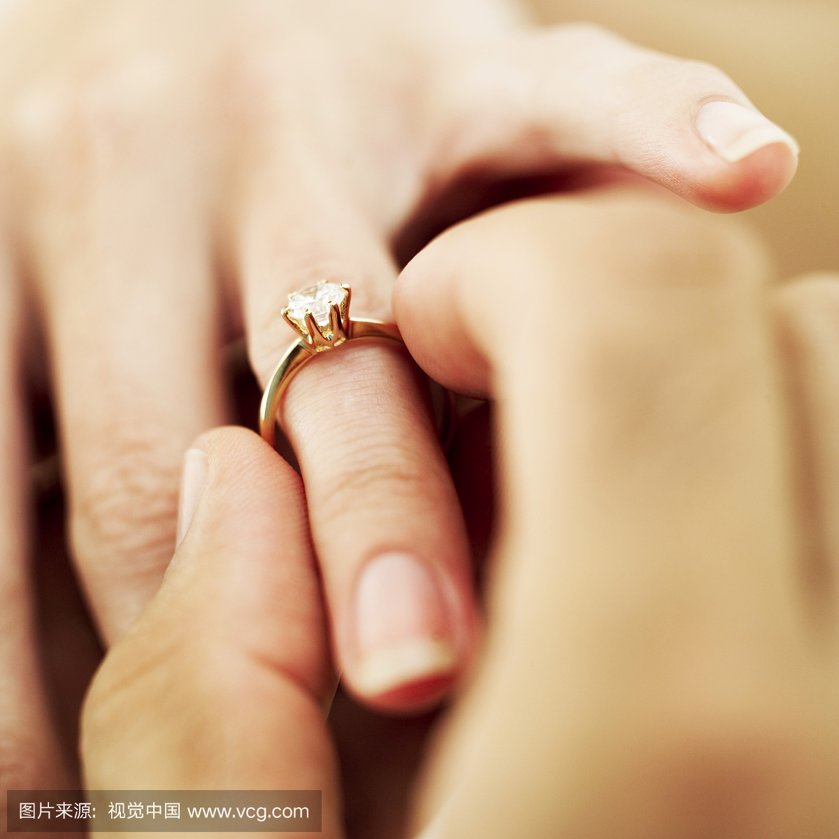特写一个男人的手把一个钻石订婚戒指一个女人
