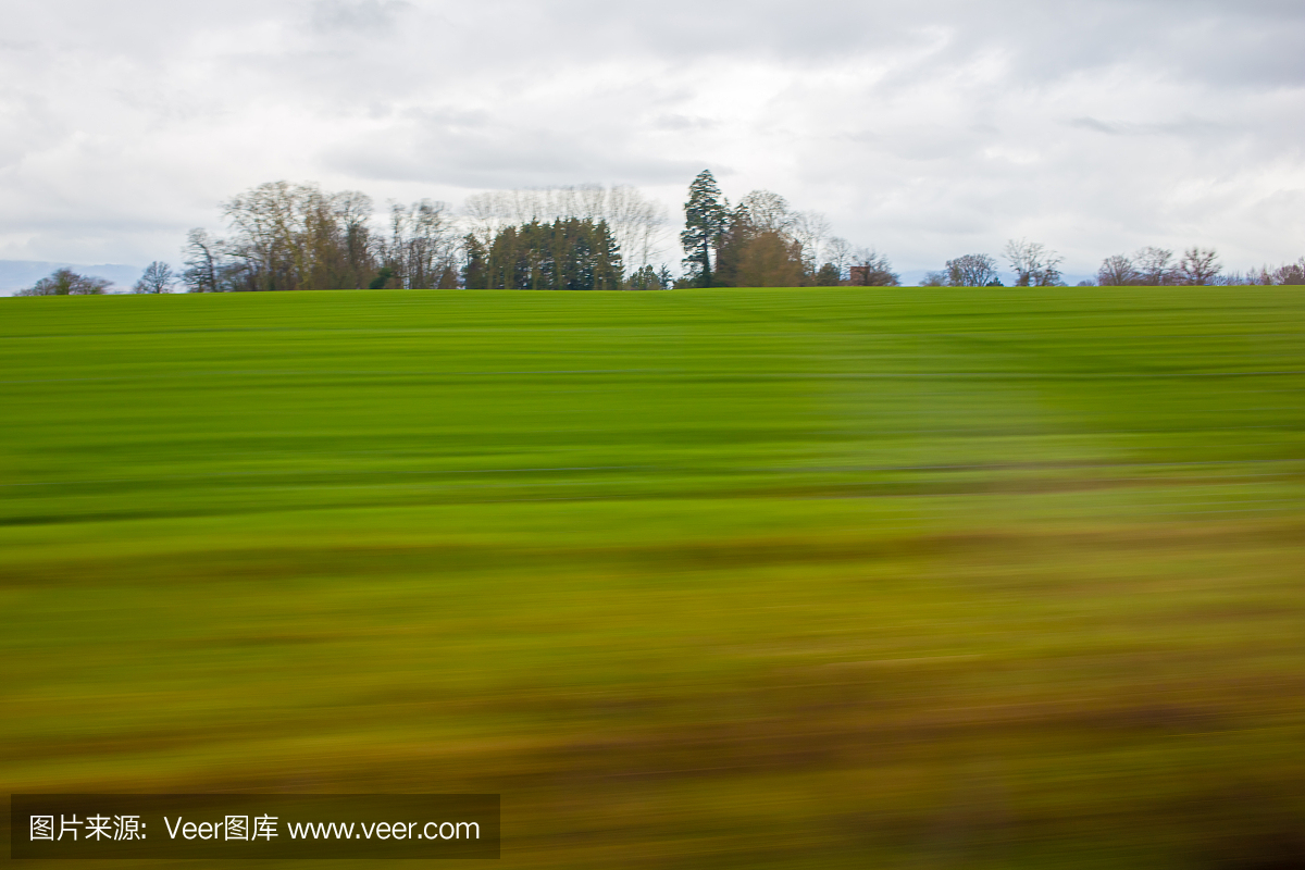 艾克斯普罗旺斯和巴黎之间的高速列车通过玻璃