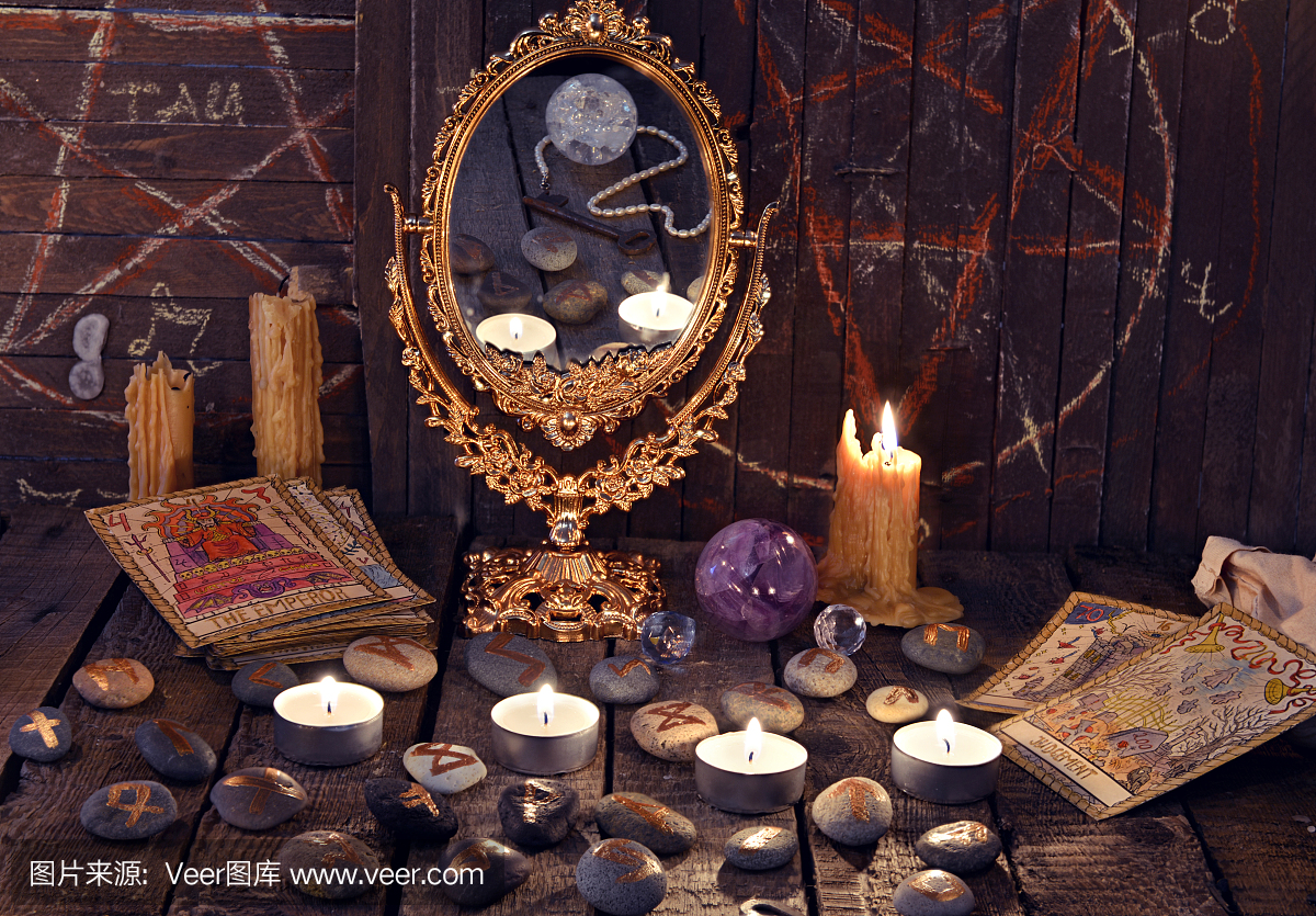 魔法仪式与古代符文,镜子,塔罗牌和蜡烛