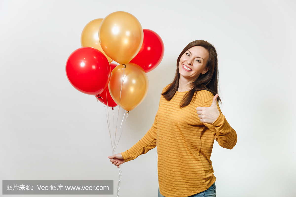 在迷人的微笑,红色,金色气球,庆祝生日,在孤立的
