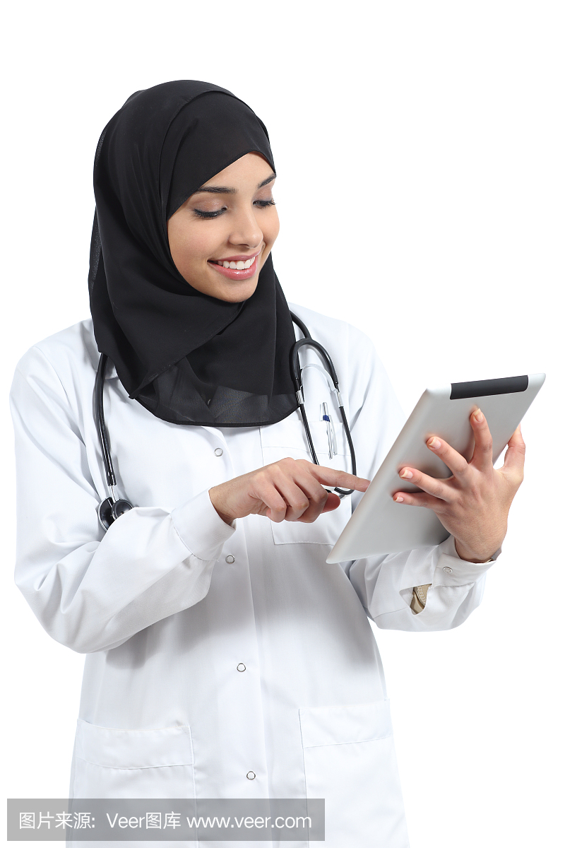 沙特阿拉伯医生女子用平板电脑工作