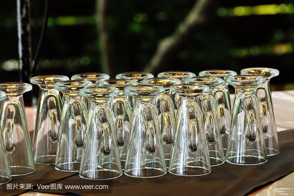 散装小组自制的透明玻璃杯,小组会议