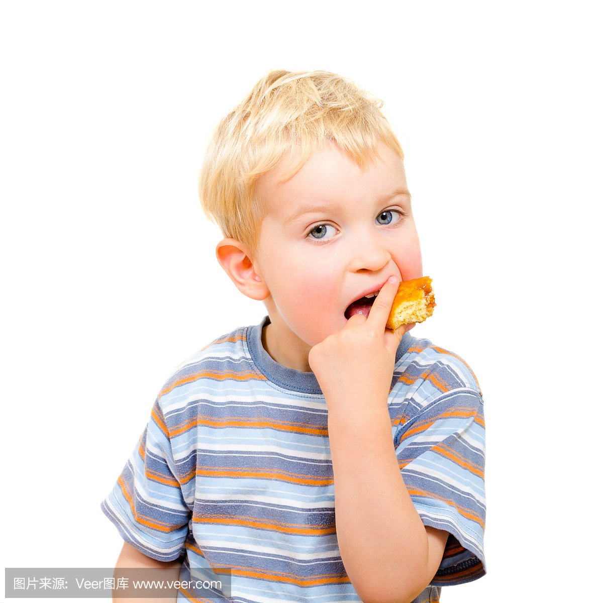 可爱的小男孩吃白色孤立的美味的饼干