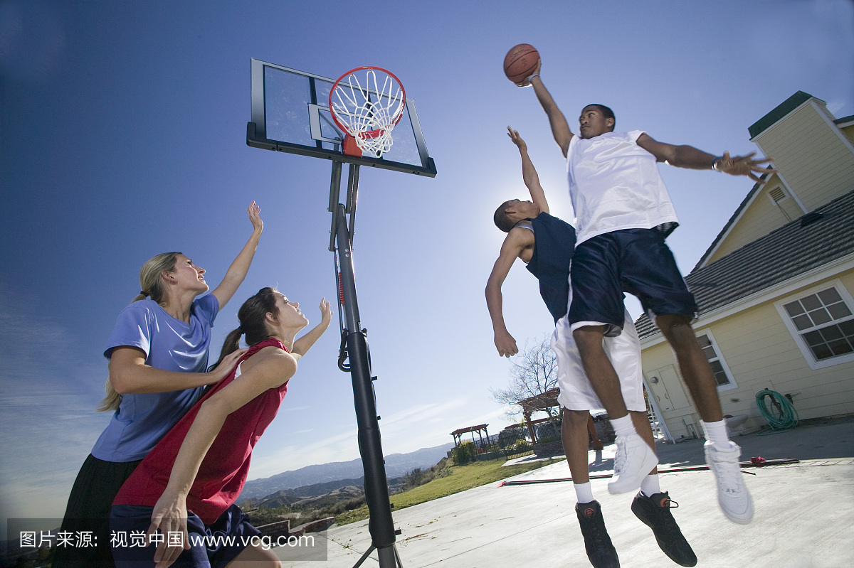 十几岁的男孩和女孩打篮球