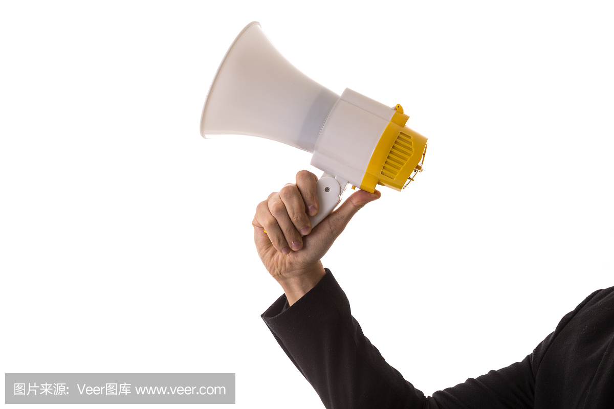 手里拿着一个白色和黄色的扩音器的人