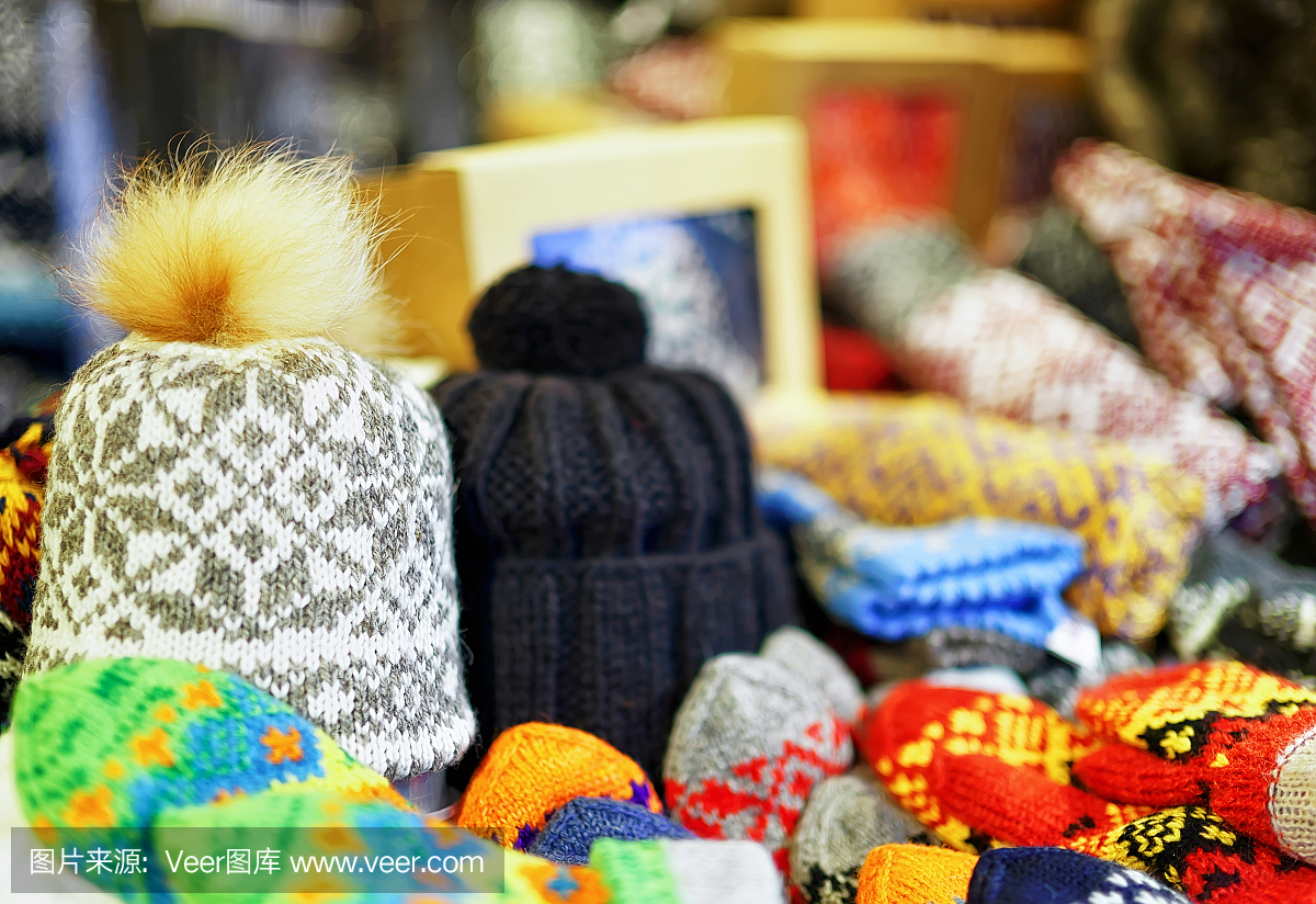Pom pom帽子在里加圣诞节市场上展出