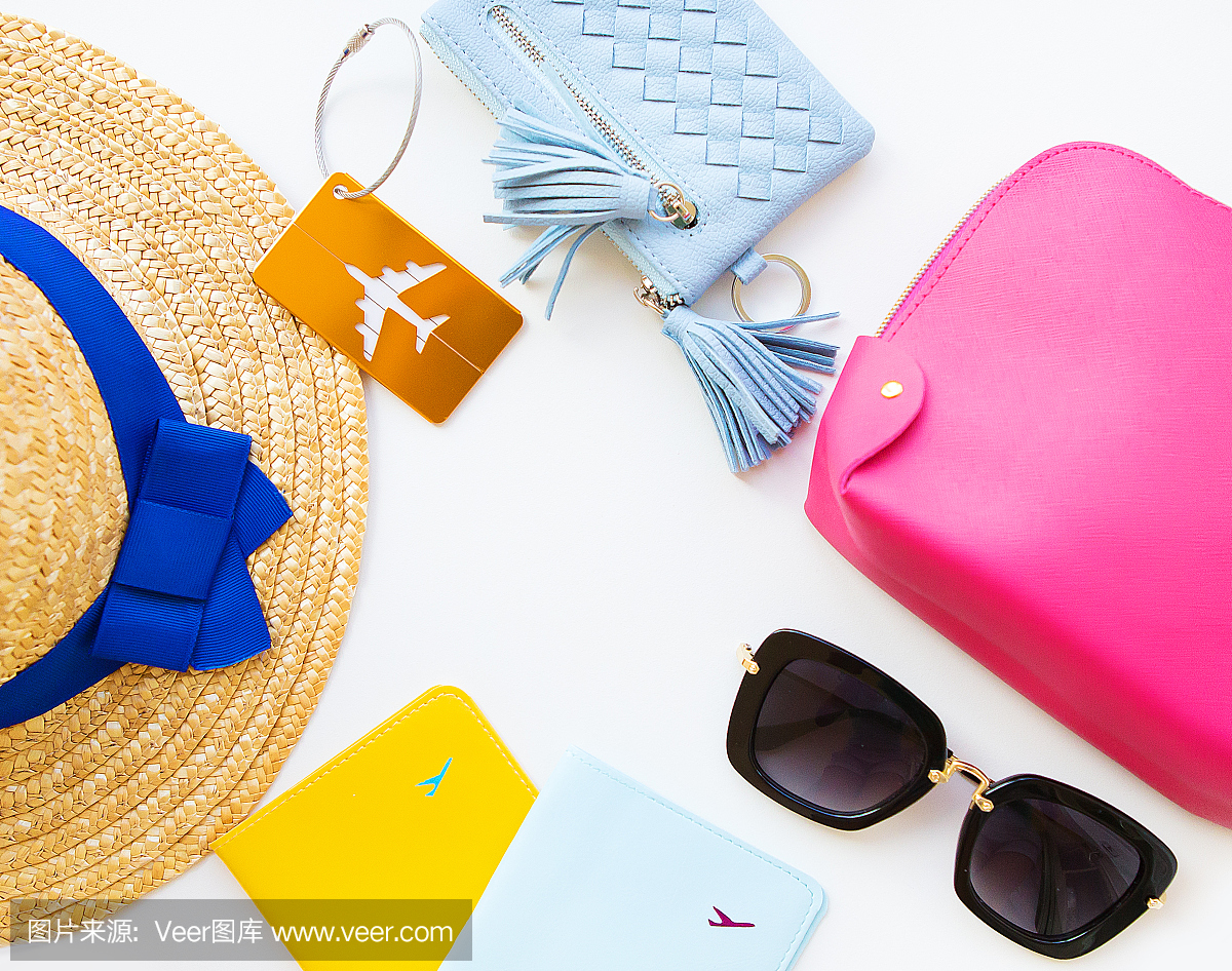 准备度假 - 帽子,眼镜,护照,化妆包,钱包。特写