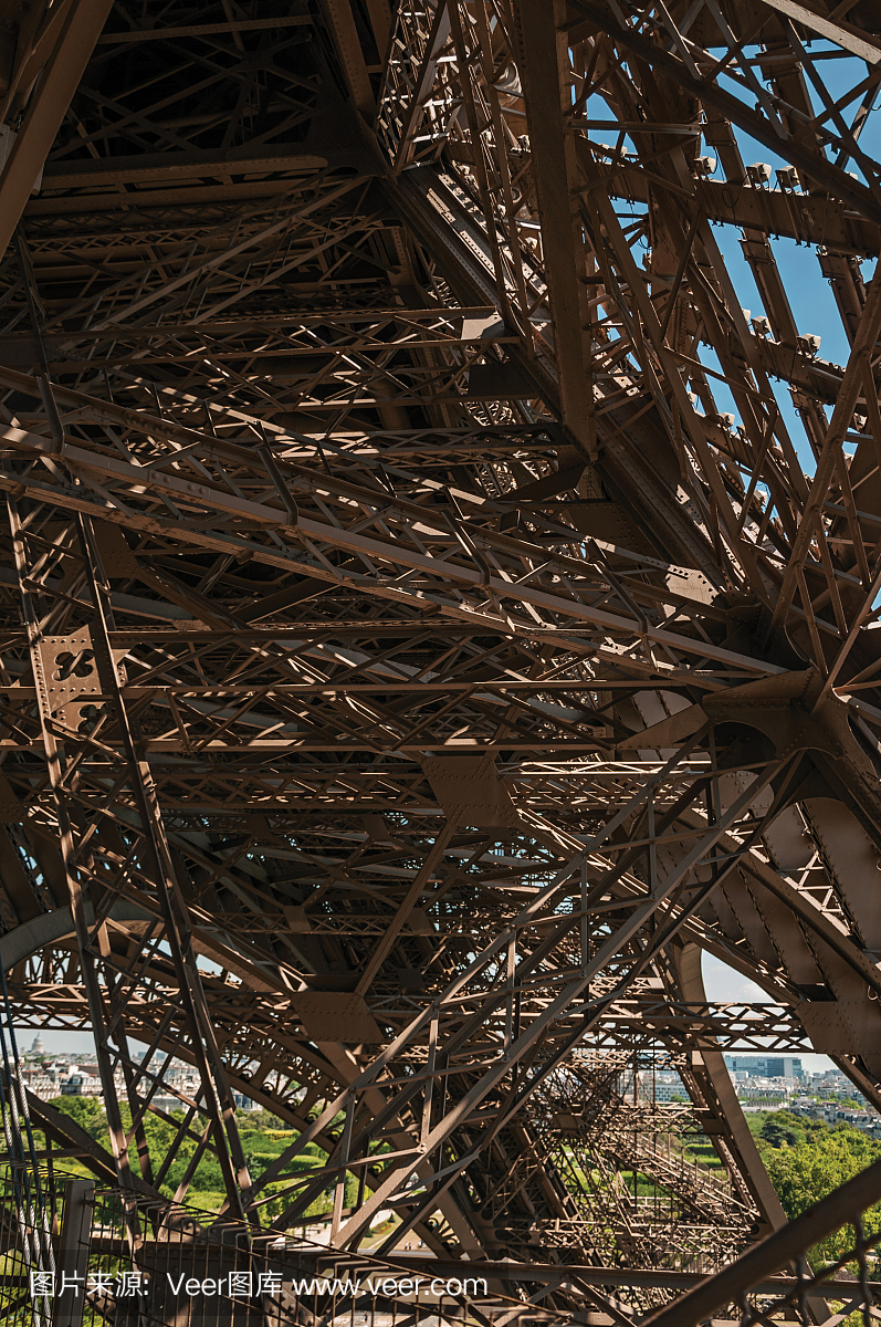 艾菲尔铁塔的内部铁结构视图,与晴朗的蓝天在