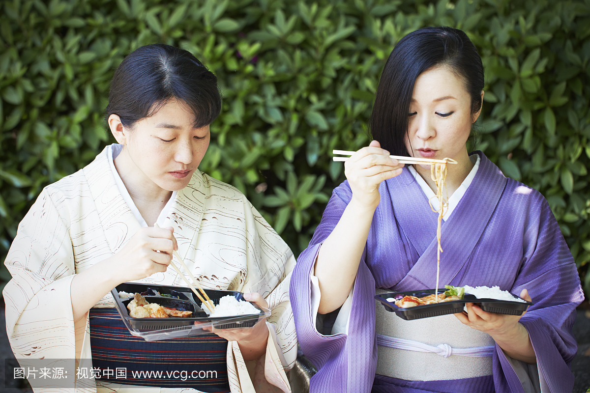 日本女子在外面吃东西,东京,日本