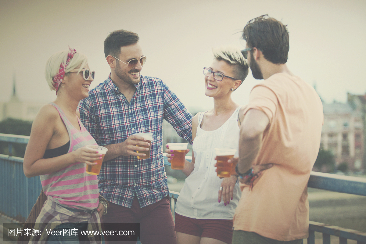 四人站在桥上,在演唱会前喝啤酒