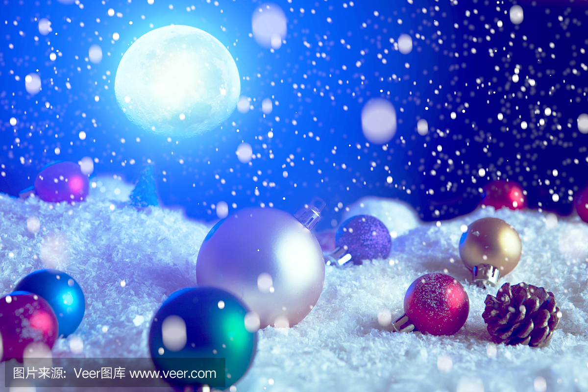 圣诞节背景与圣诞球在枞树,夜晚的天空和月亮
