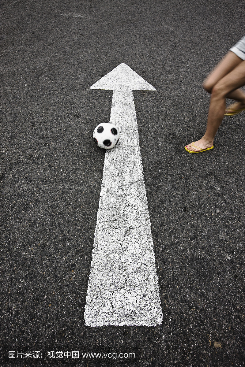 女子在路上踢足球,塞舌尔