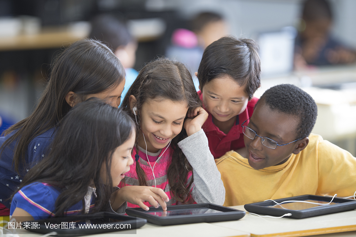 学生在课堂上玩教育游戏