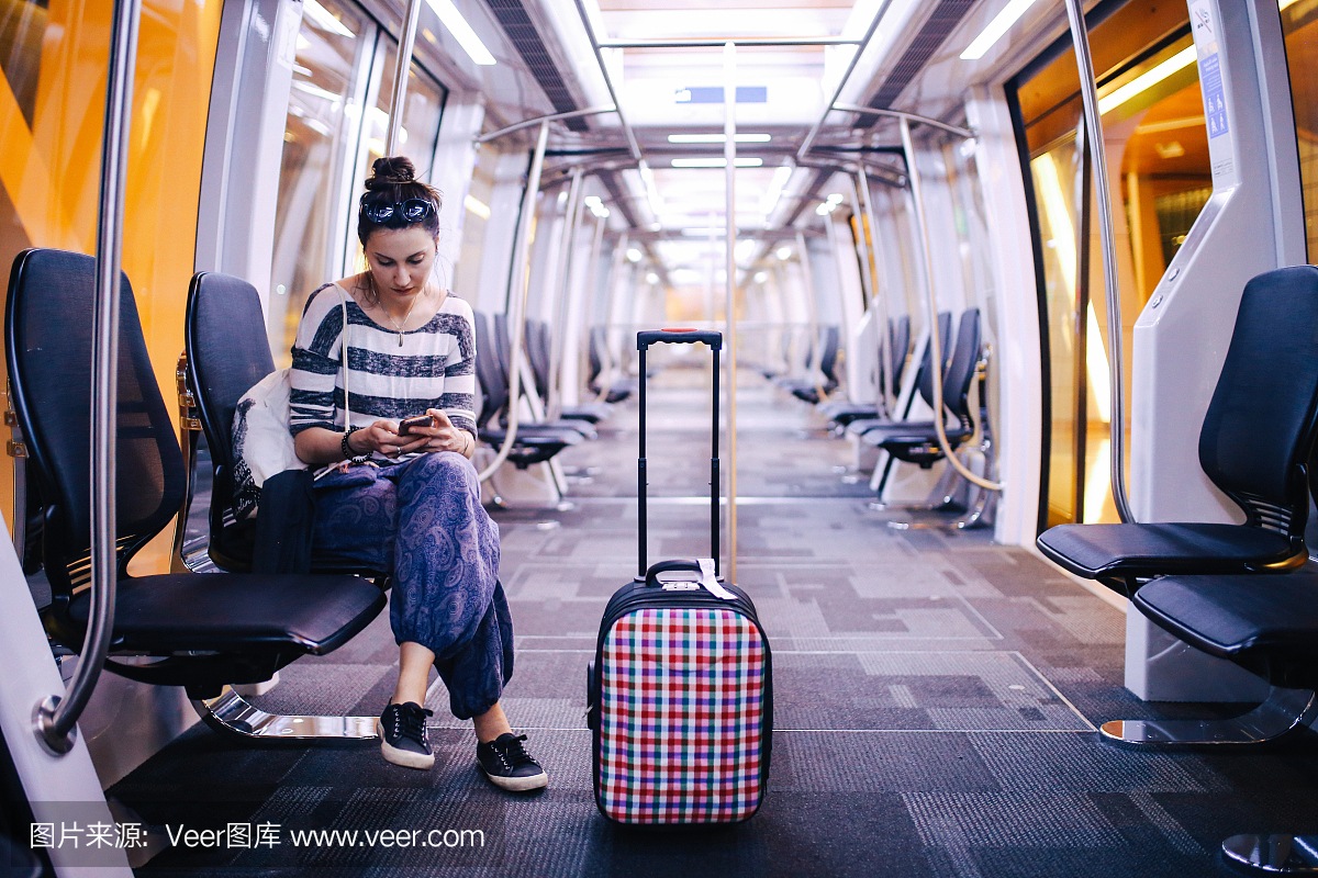卡塔尔机场穿梭巴士单独旅行的女人
