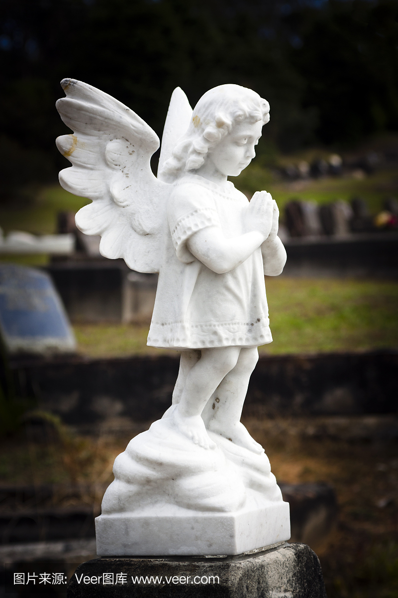 在墓地祈祷小天使的白色大理石雕像,小插曲