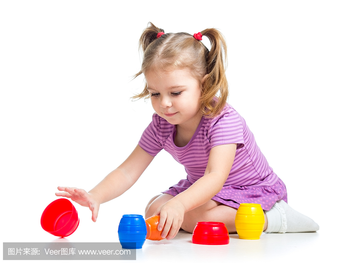 可玩的小孩女孩玩玩具隔离在白色的玩具