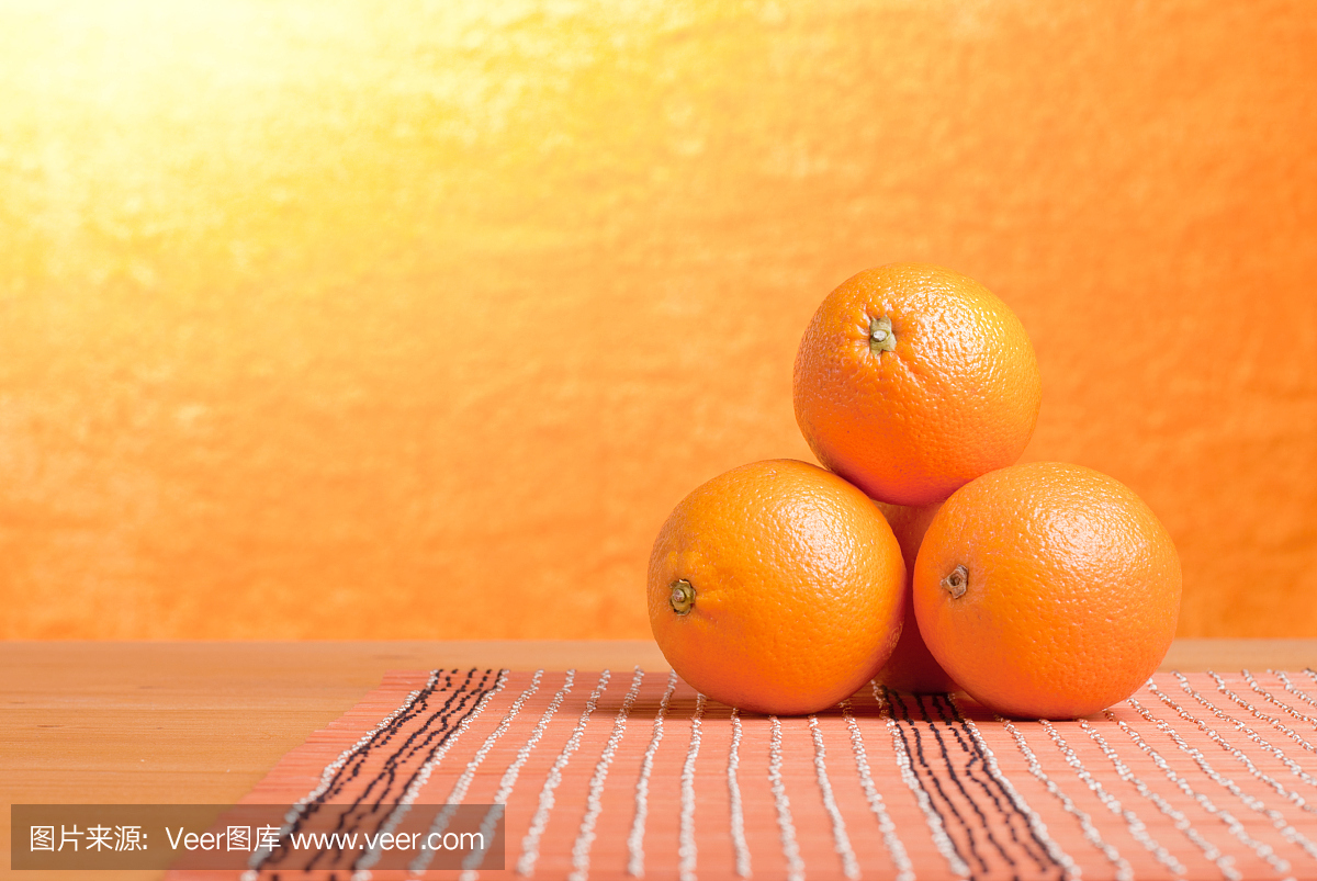 美丽的成熟的桔子在桌子上,一个黄色的橙色