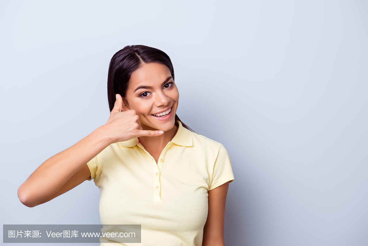 快乐的胖女孩带着灿烂的微笑打手势给她打电话