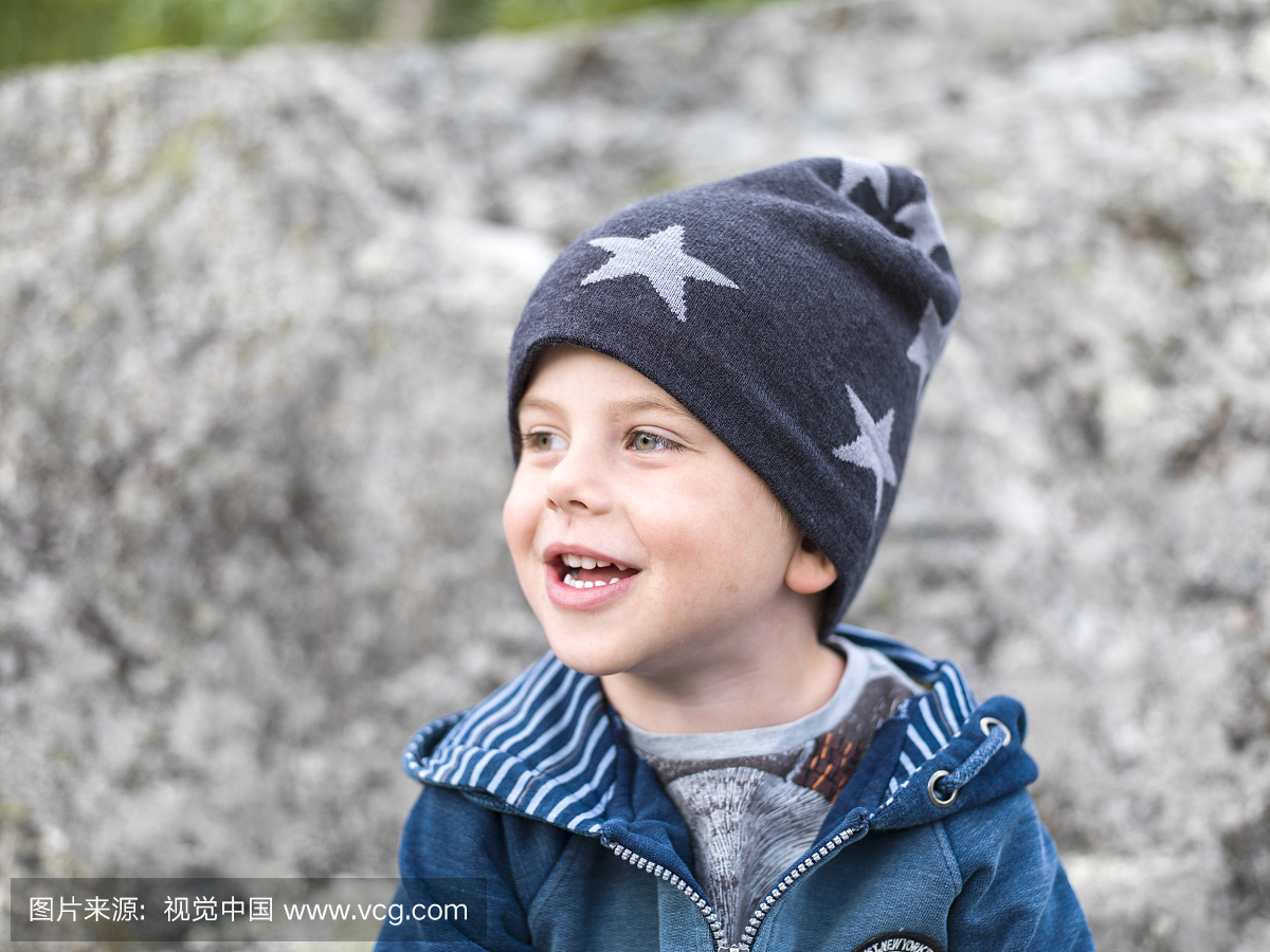戴着帽子的微笑男孩