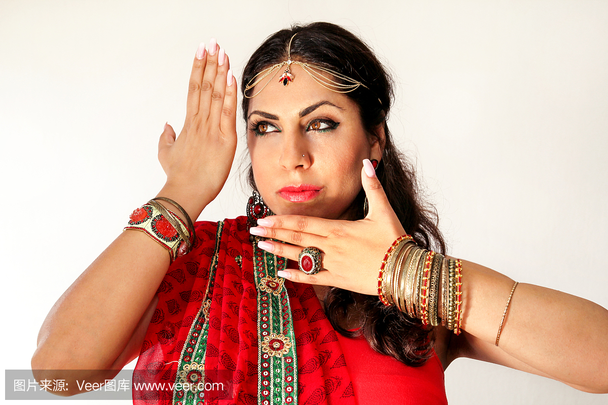 在民族服饰中跳舞印度舞的女人。红色印度教纱