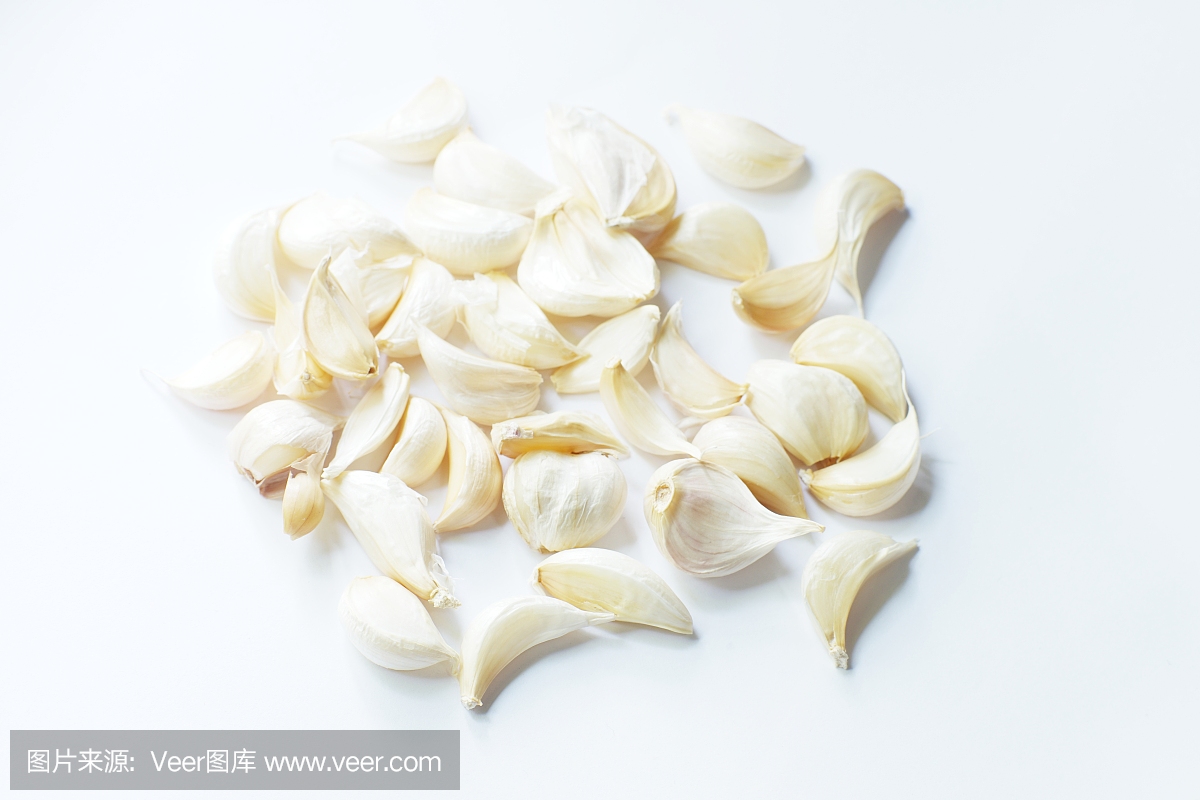 新鲜生蒜在白色的背景下,复制空间