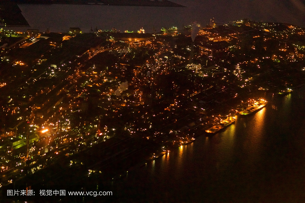 东京湾和工厂区在日本千叶县君津市从飞机的夜