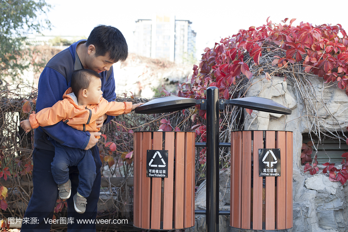 中国父亲教儿子如何使用垃圾桶