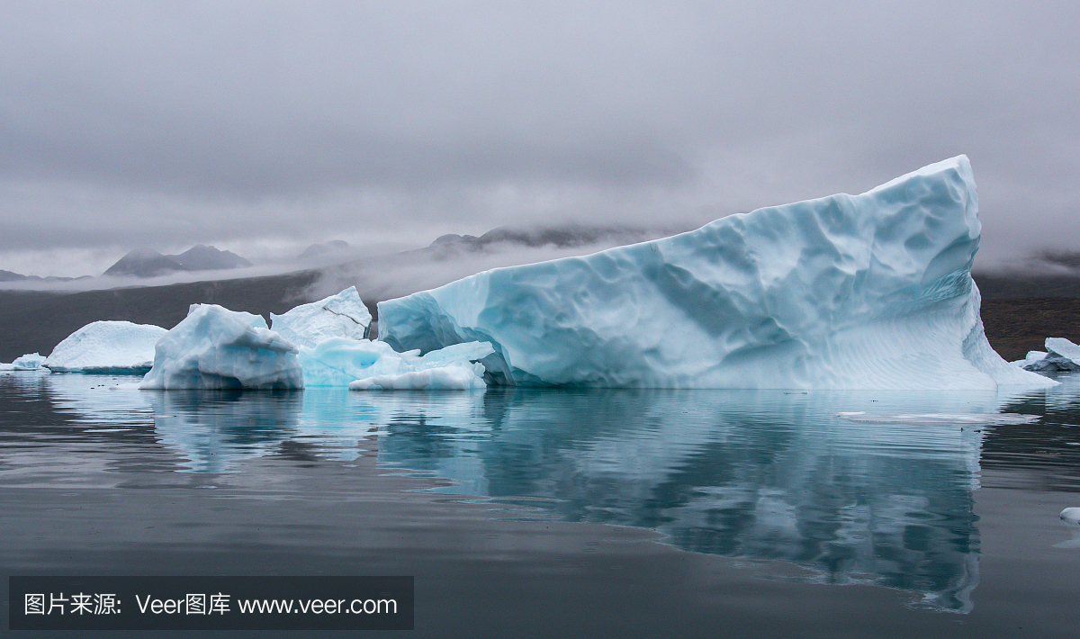 格陵兰岛,蓝色的冰山与完美的反射在天空的戏