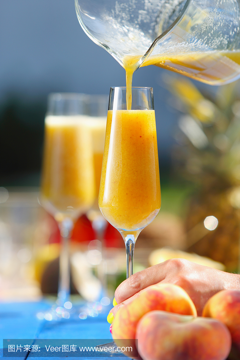 意大利贝利尼鸡尾酒与桃子