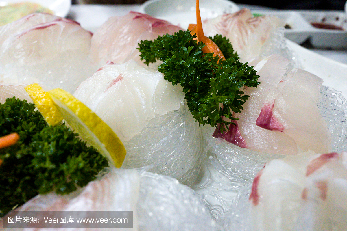 各种切片的生鱼在韩国