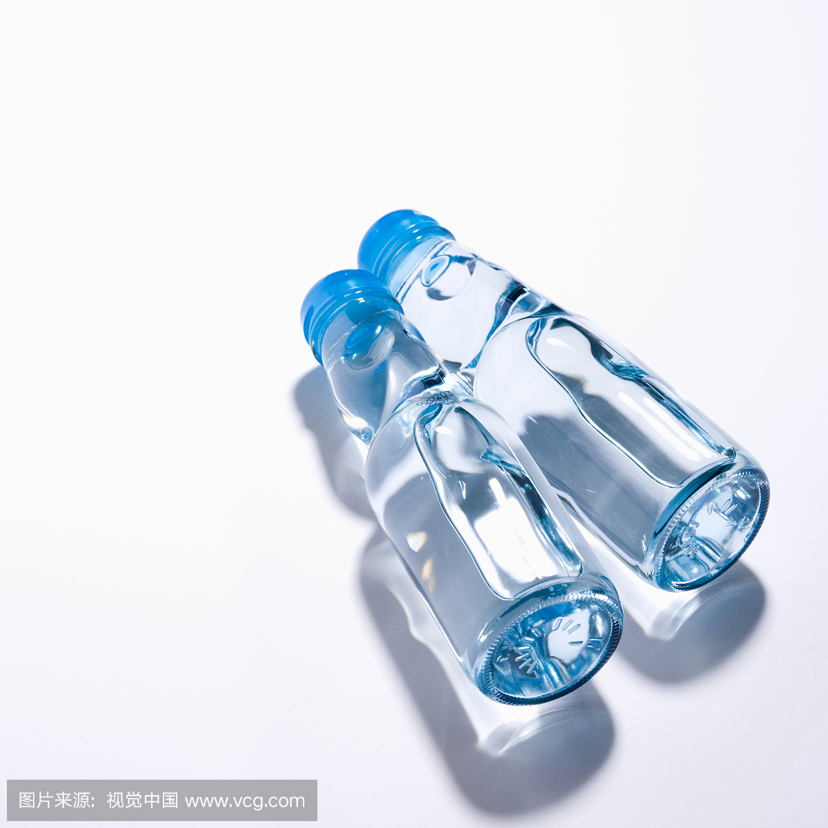 两个透明瓶与液体在白色背景上