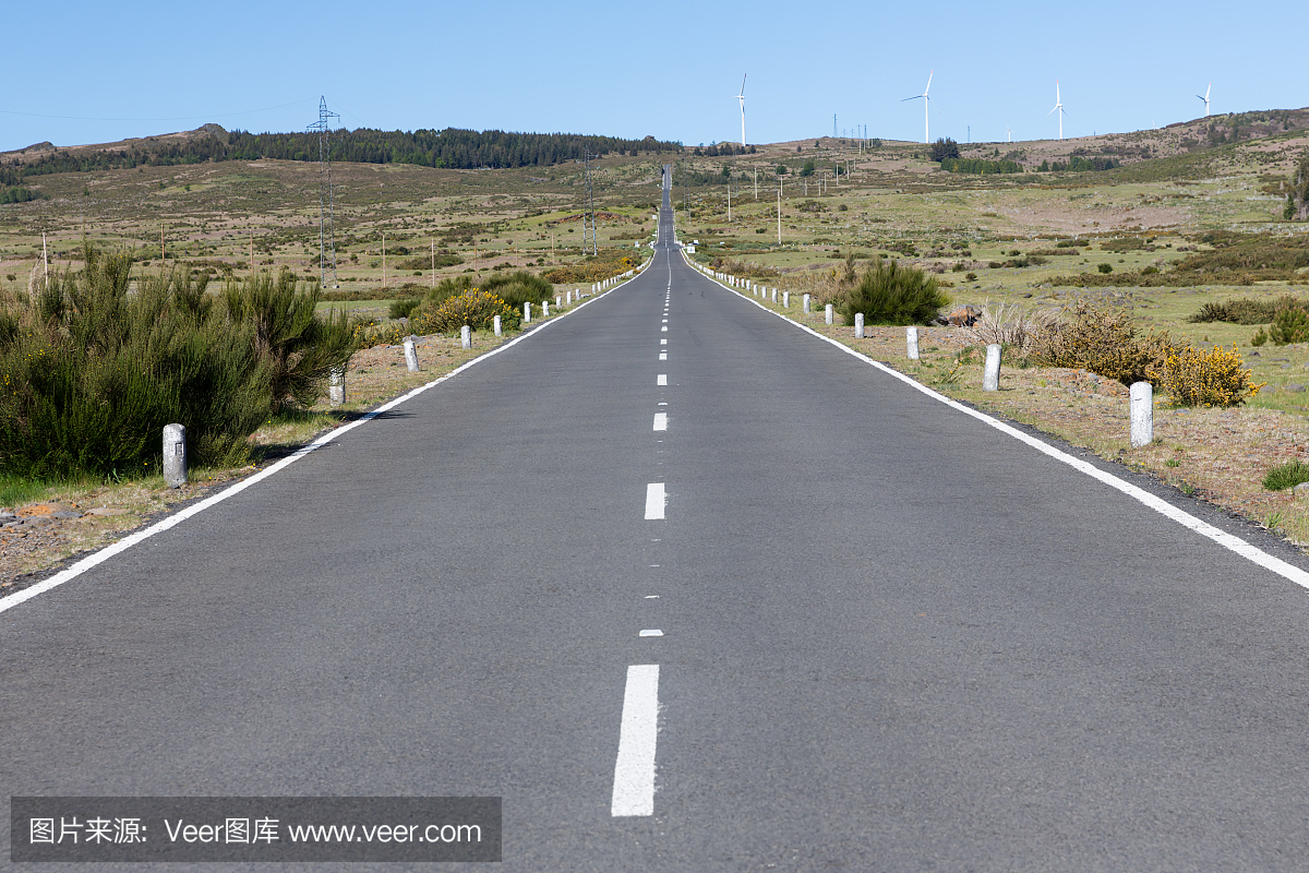道路与风力涡轮机在马德拉岛,葡萄牙