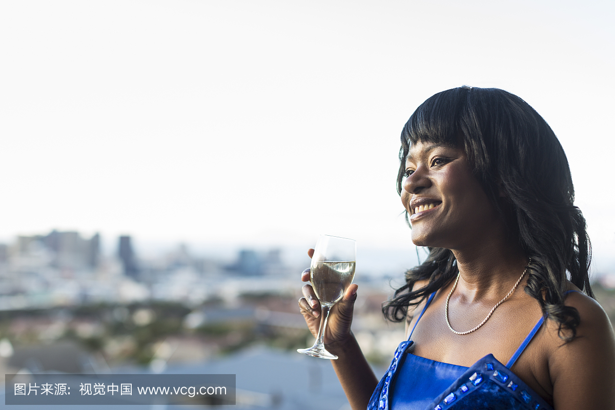 享受一杯葡萄酒的非洲女人,南非开普敦