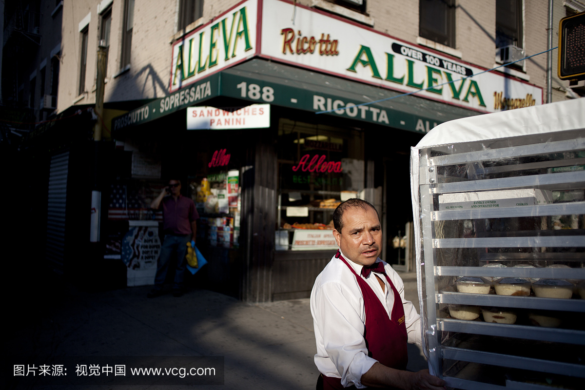人们通过曼哈顿的小意大利人推托食物。