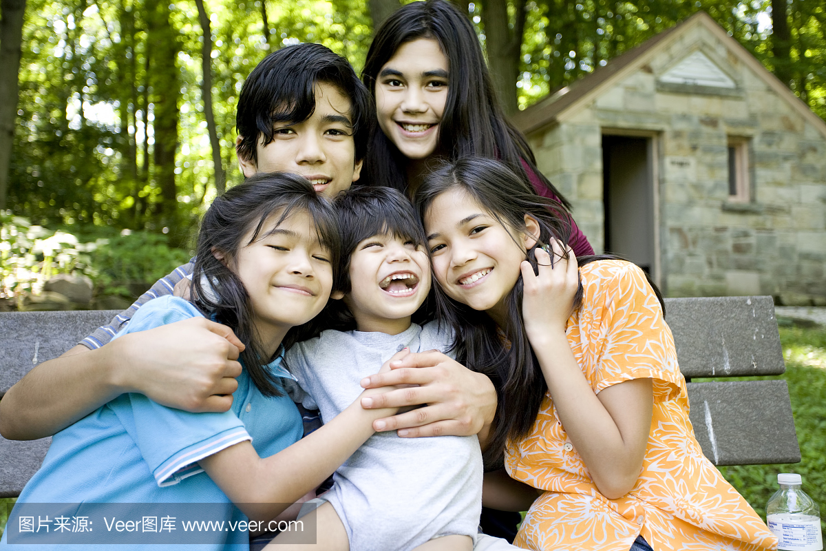 五个孩子的家庭,多口之家,大家庭,全家