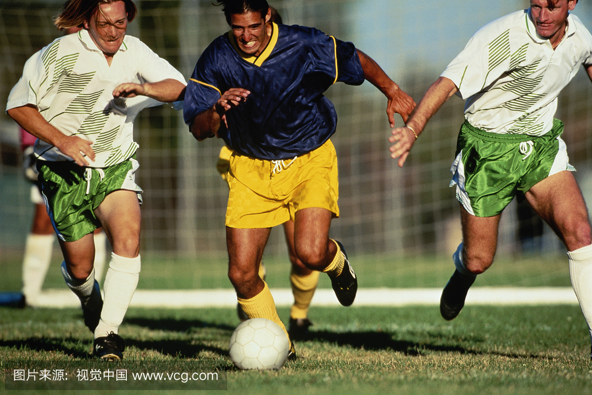足球,球员运球,防守者靠近