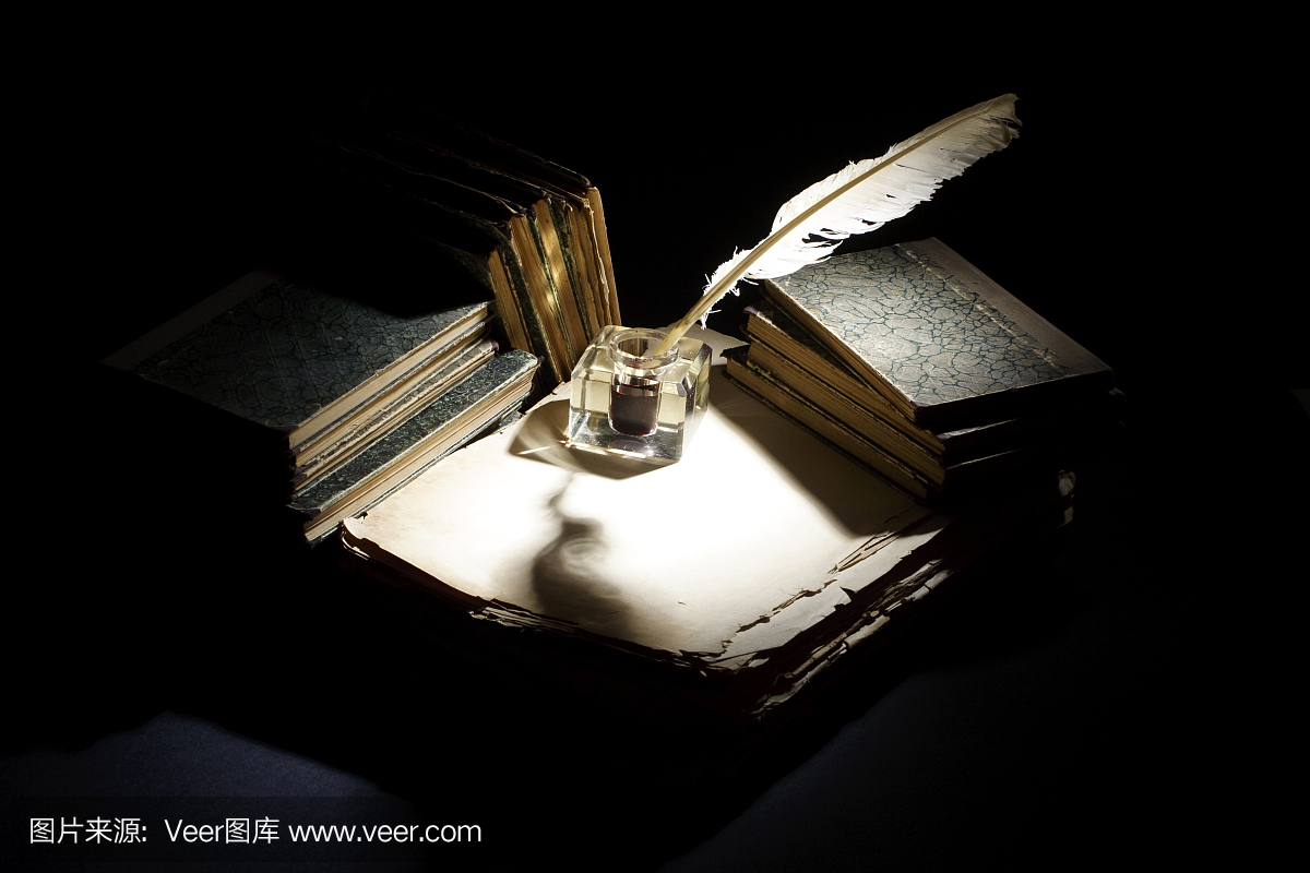 老式的概念。老钢笔,书籍和黑色背景上的墨水