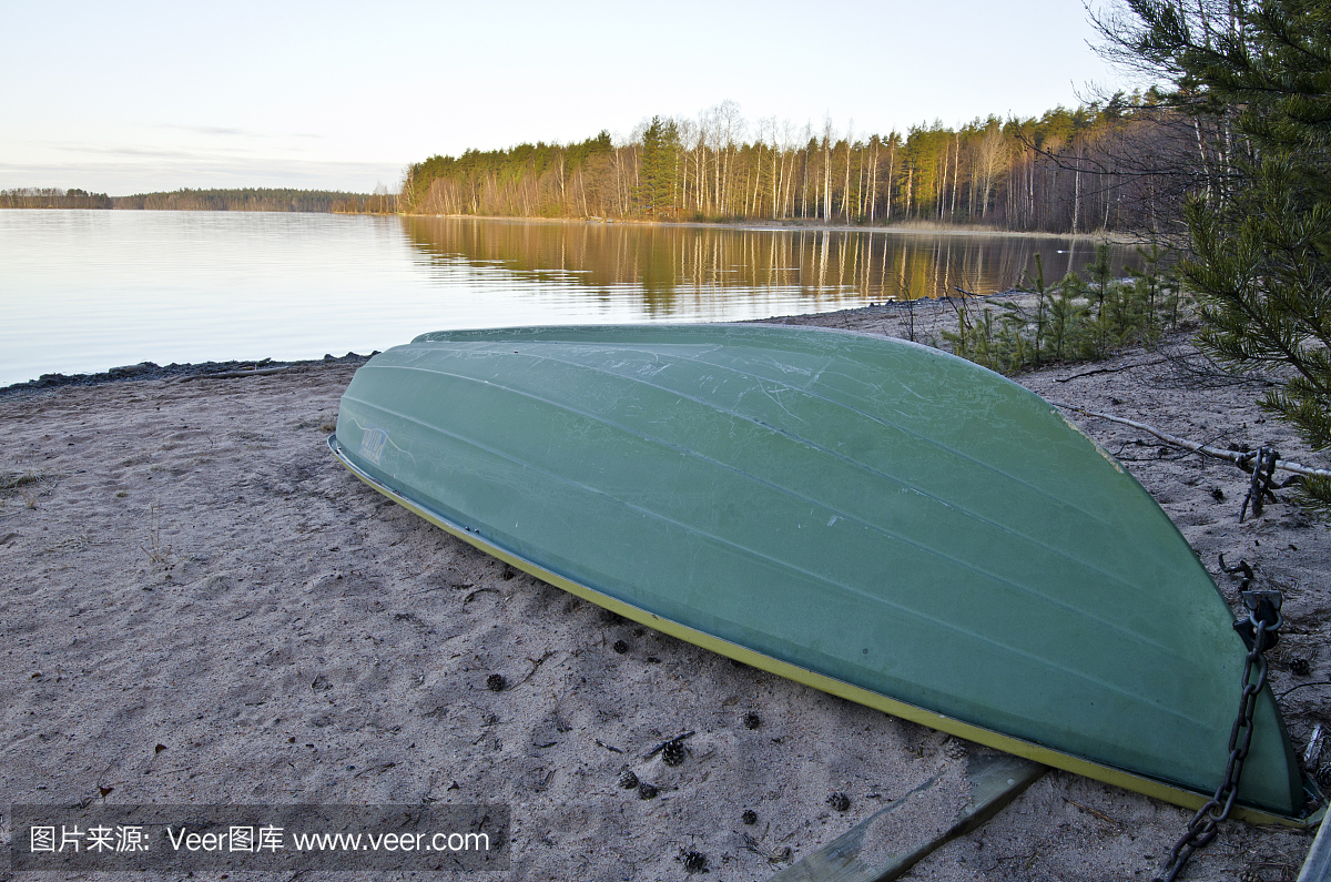 寂寞的船在芬兰湖边界