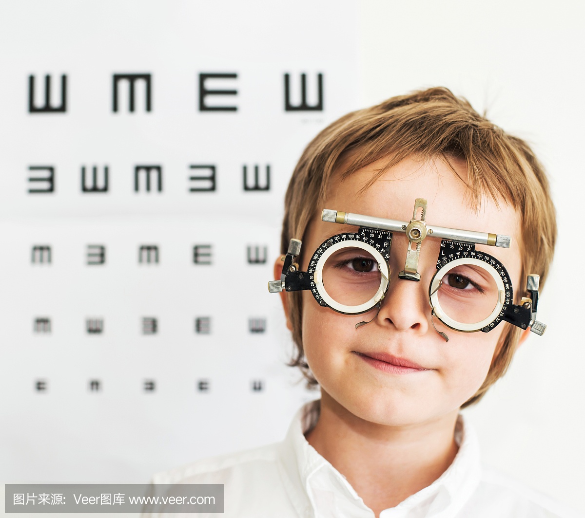 医疗考试。儿童和眼睛测试。