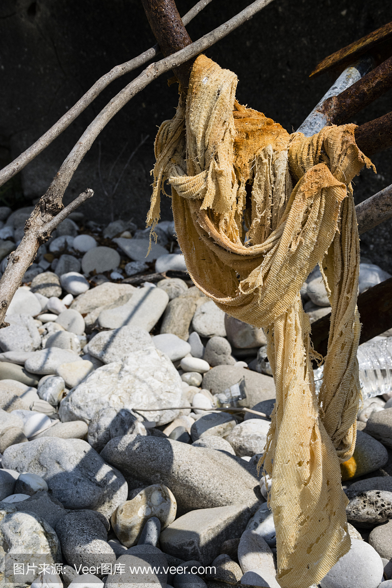 在希腊海滩洗涤的织物的侧视图