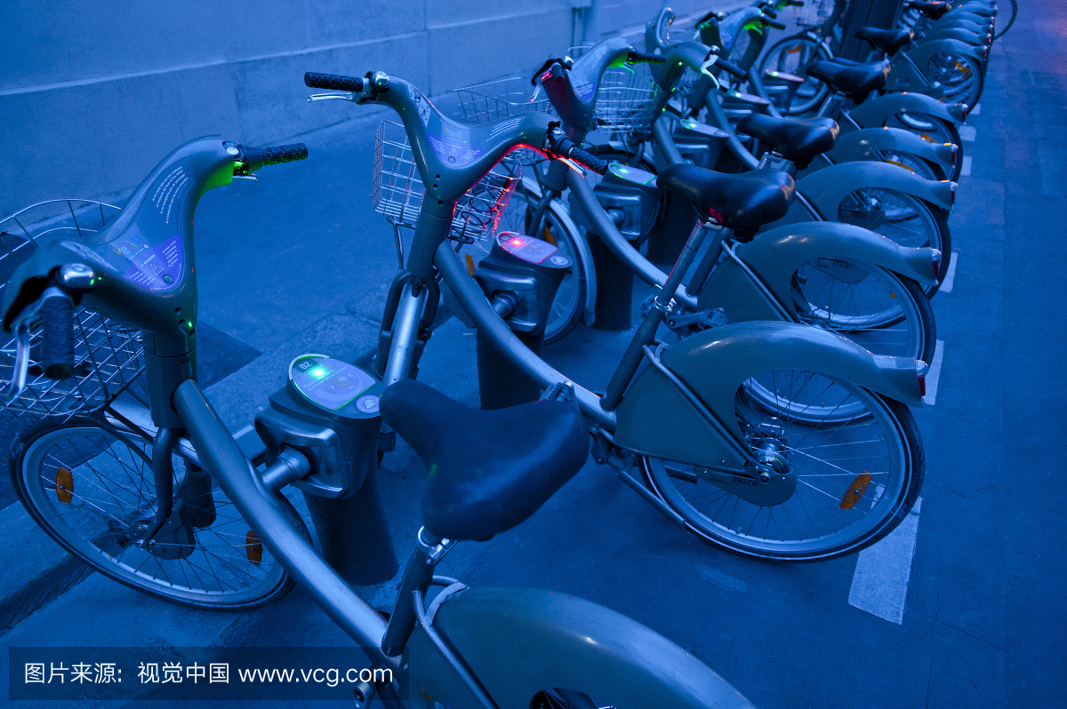 法国,巴黎,在黄昏时段租用自行车