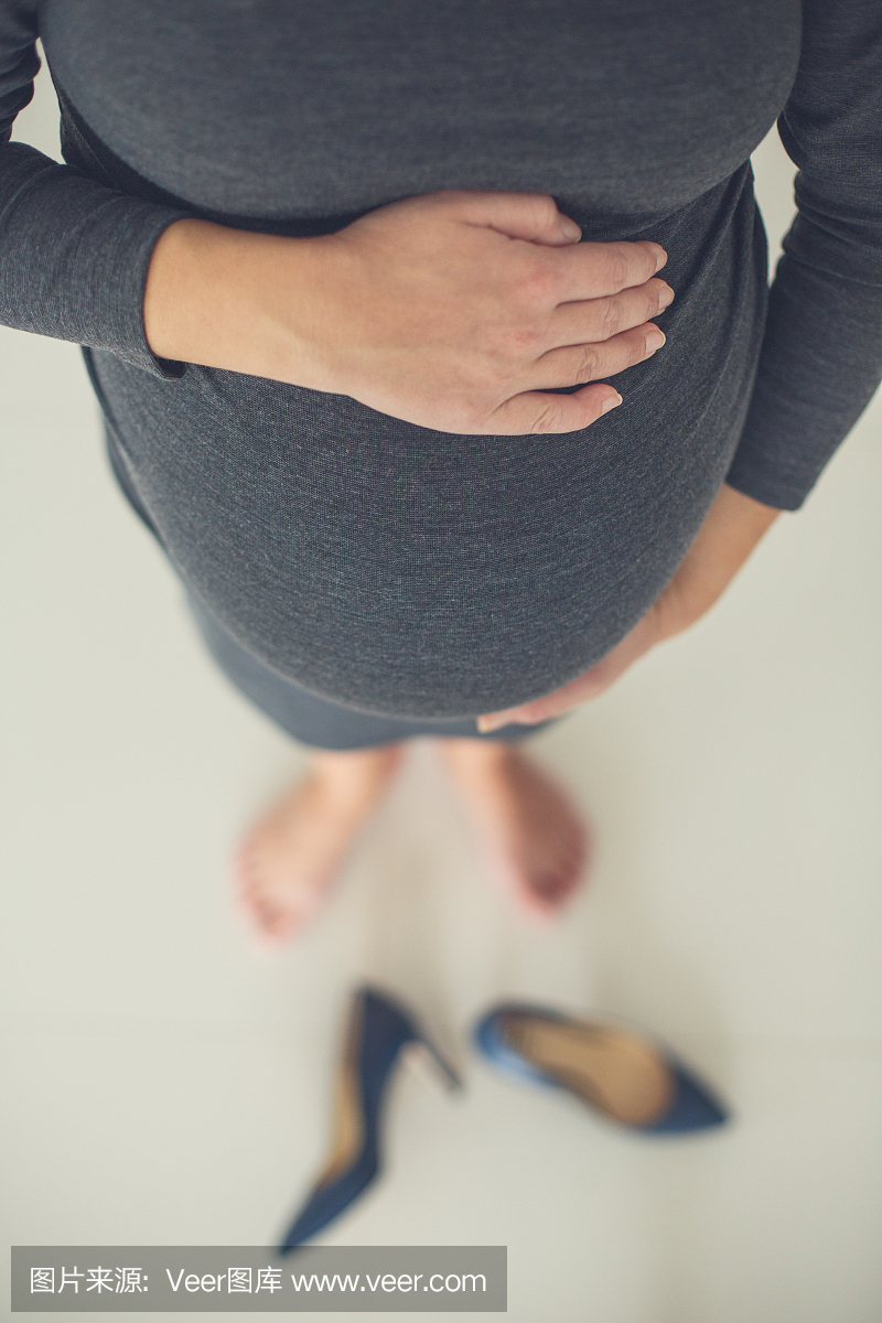 关闭的女商人与白色怀孕连裤袜初中穿女生鞋子图片