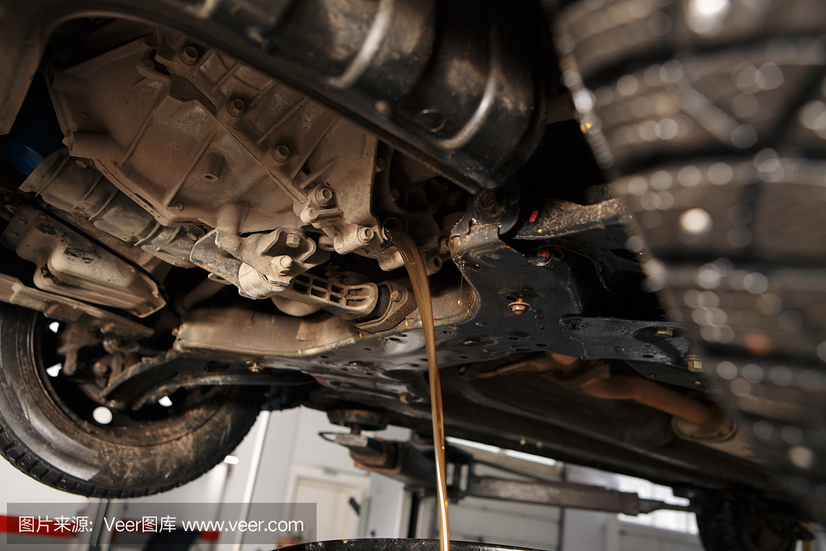 自动变速器换油。通过软管填充油。汽车维修站