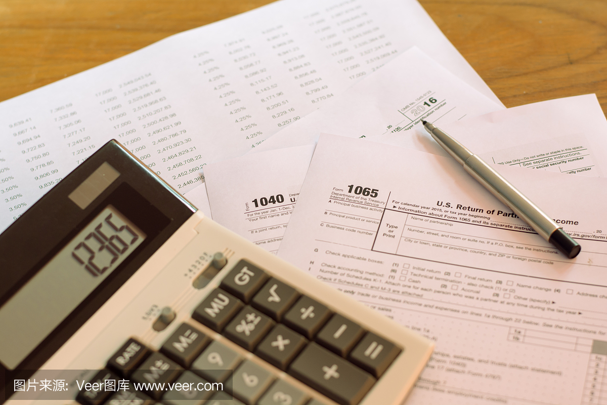 美国税收表格与笔和计算器