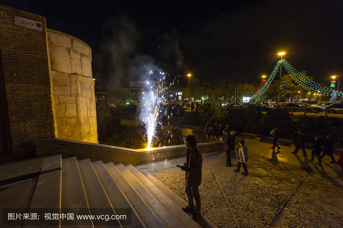 在伊朗新年期间,将伊朗岩崎纪念大桥的轻轻瀑