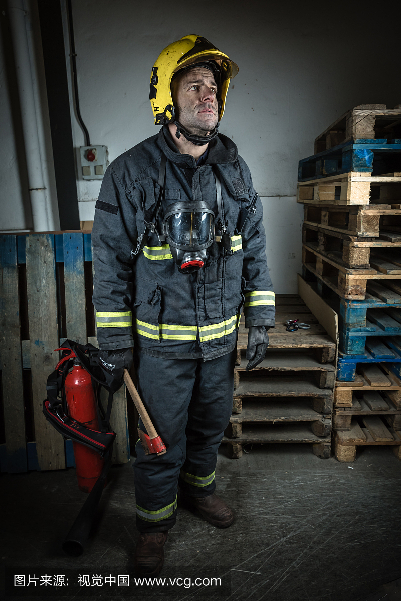 紧急干预后疲惫的消防员