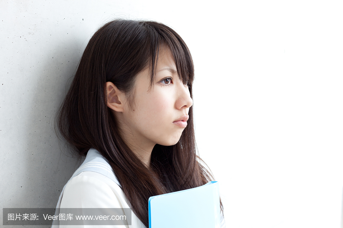 日本女高中学生拿着内衣男友要看高中生档案图片