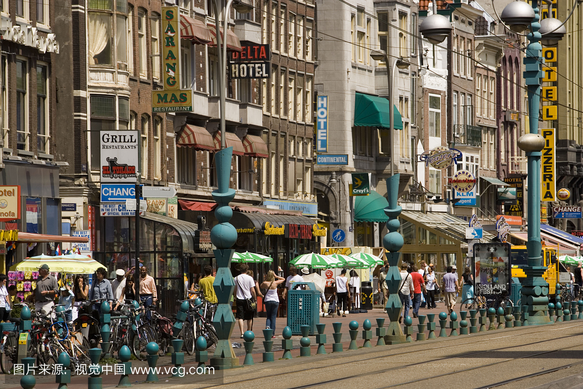 纪念品商店,Damrak,走在购物街上的人们和许多