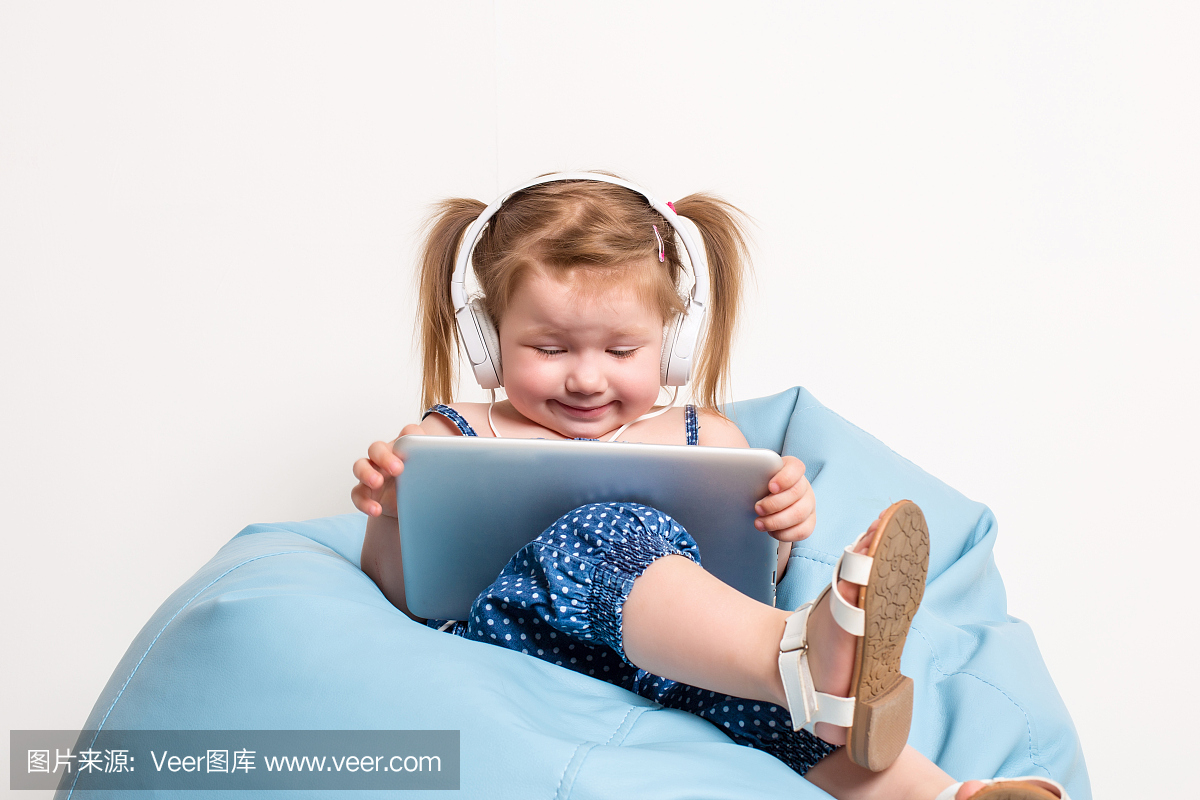 可爱的小女孩在女生听音乐使用平板电脑和v女生耳机能吗冰的吃图片