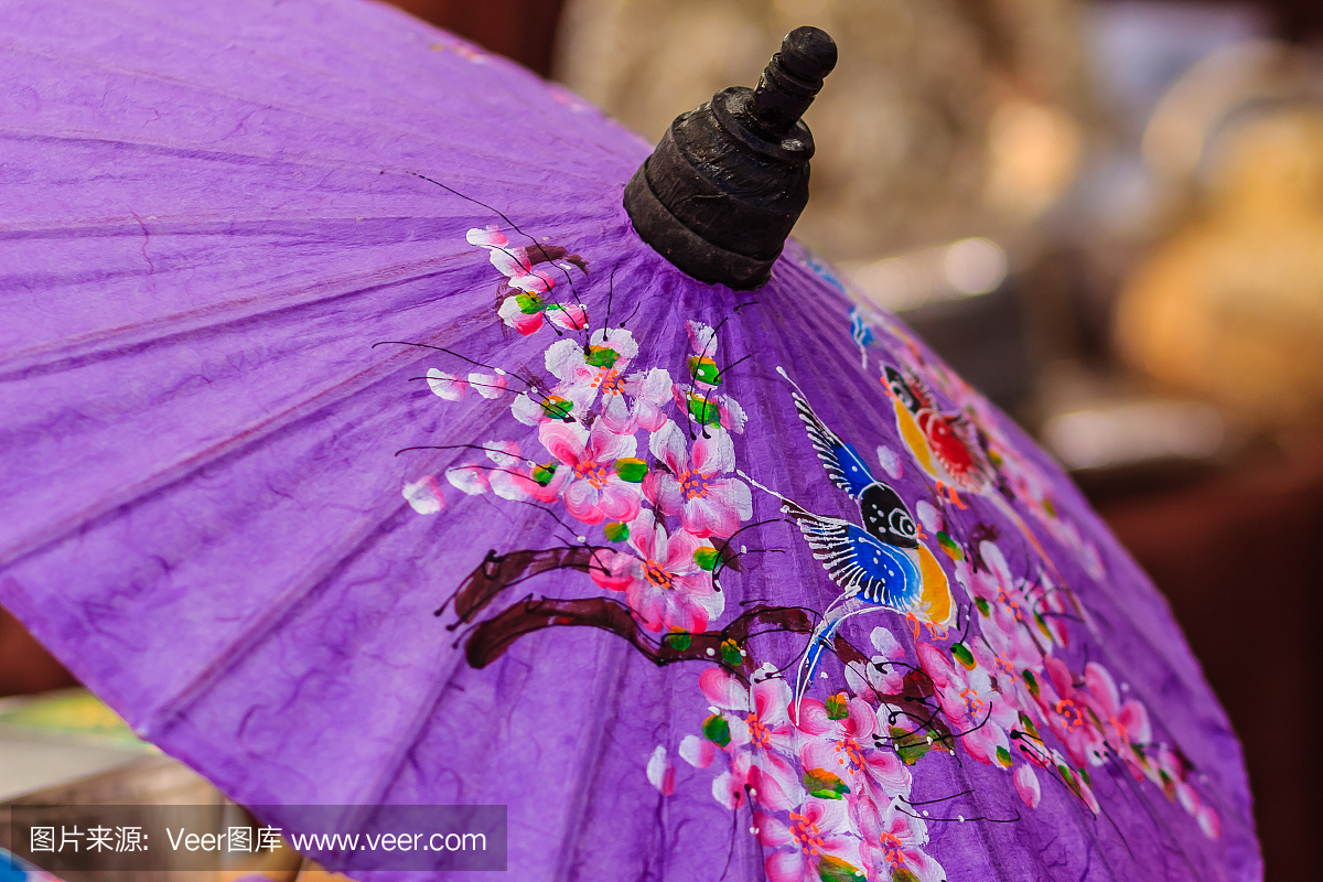 美丽的手工制作的雨伞在泰国北部当地市场出售